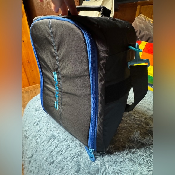 Dakine Snow Camera Backpack - Picture 11 of 14